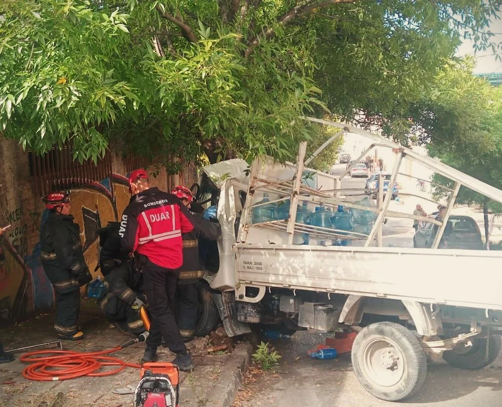 Chofer atrapado en utilitario (Policía)