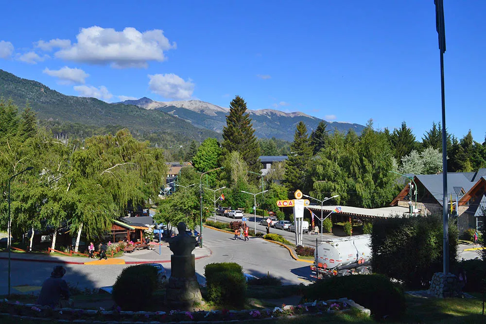 El centro de Villa La Angostura, rodeado de montañas_