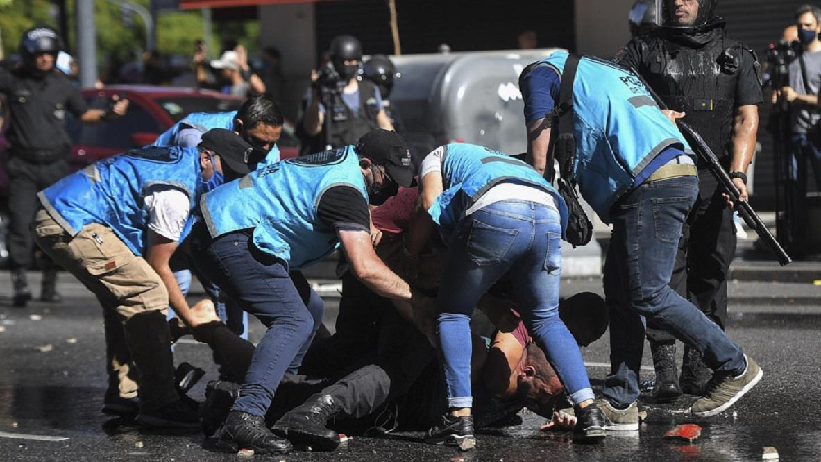 represion maradona telam