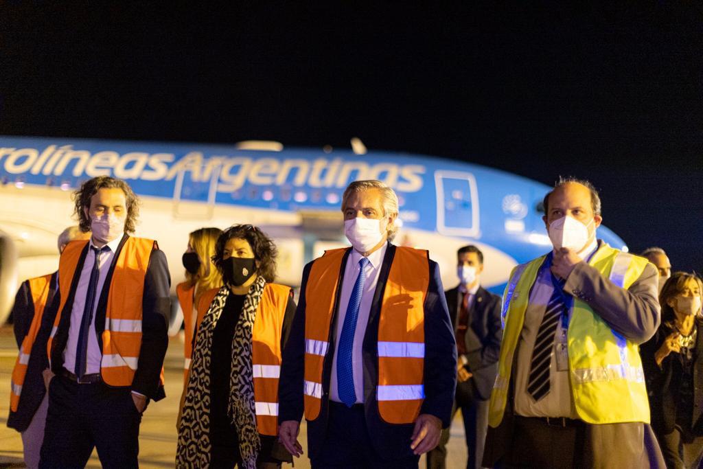 Alberto Fernandez en Ezeiza vacunas @Aerolineas_AR