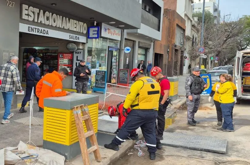 Rescatan operario de un pozo (Policía) 1