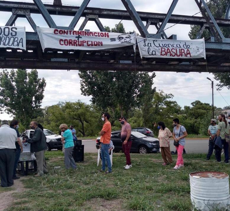 Firma amparo contra basural en Cruz del Eje by gentileza