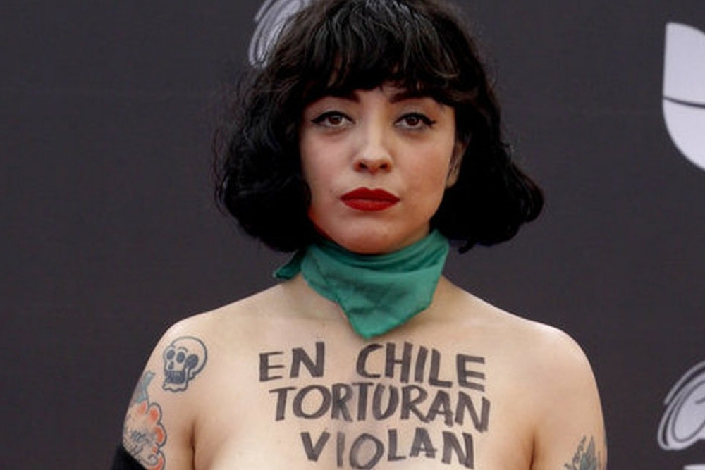 Denuncian a Mon Laferte tras el repudio a la represión en las protestas de Chile