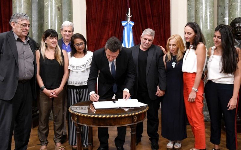 @SergioMassa firma traspaso de Observatorio de Víctimas