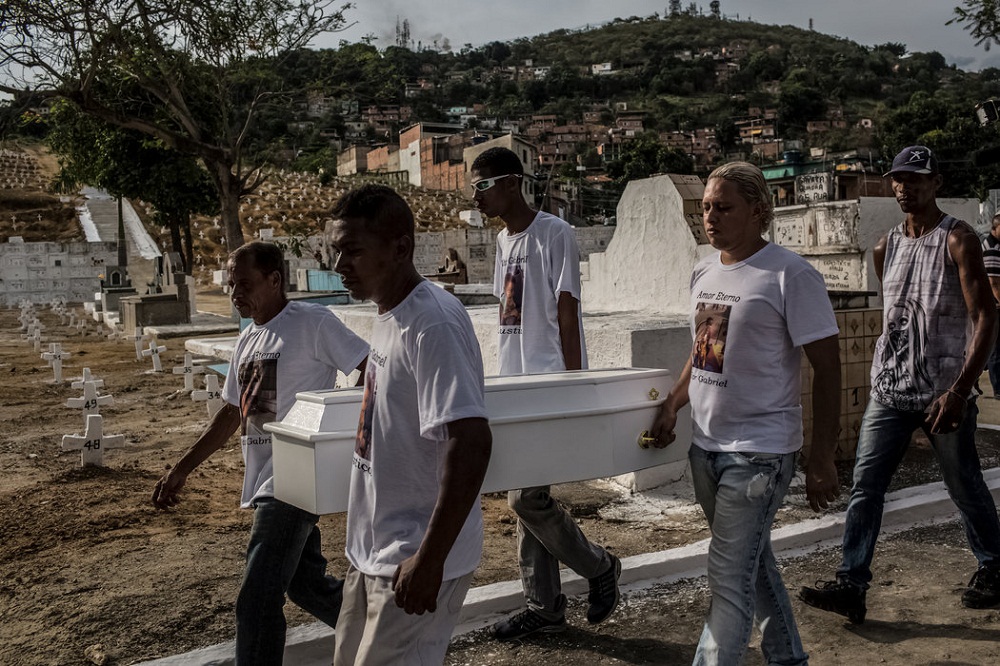 entierro niña de violencia urbana en brasil nytimes
