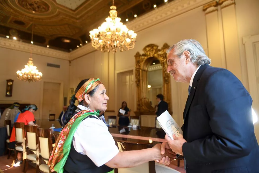 Fernández con mapuches by Télam