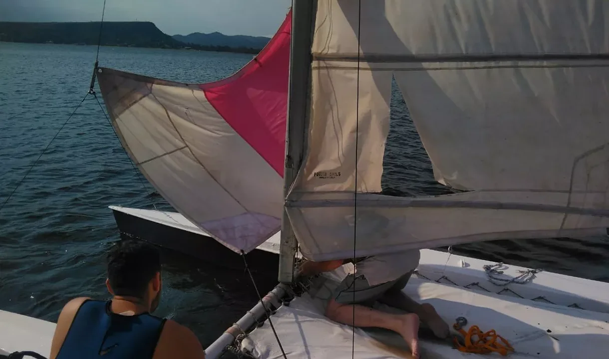 Vuelco de catamarán en Embalse