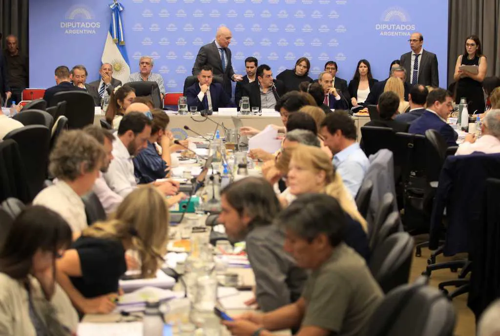 Diputados debate ley omnibus by na