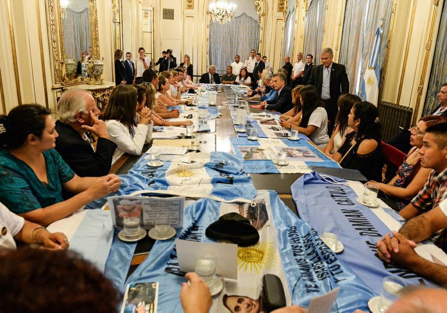 Macri con familiares ARA San Juan @mauriciomacri