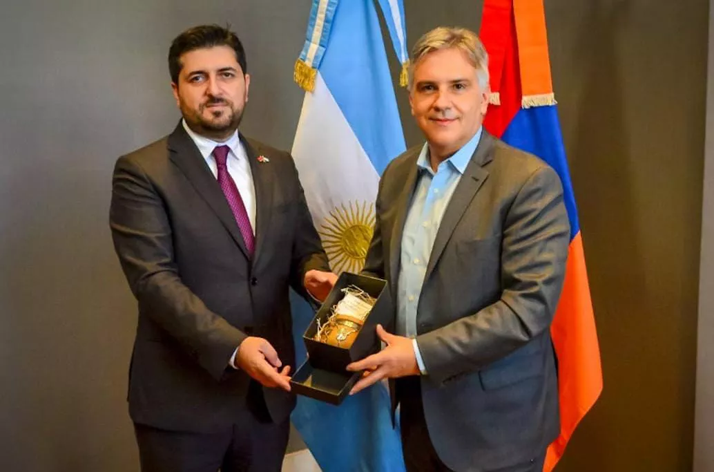Llaryora con comunidad armenia (Municipalidad de Córdoba)