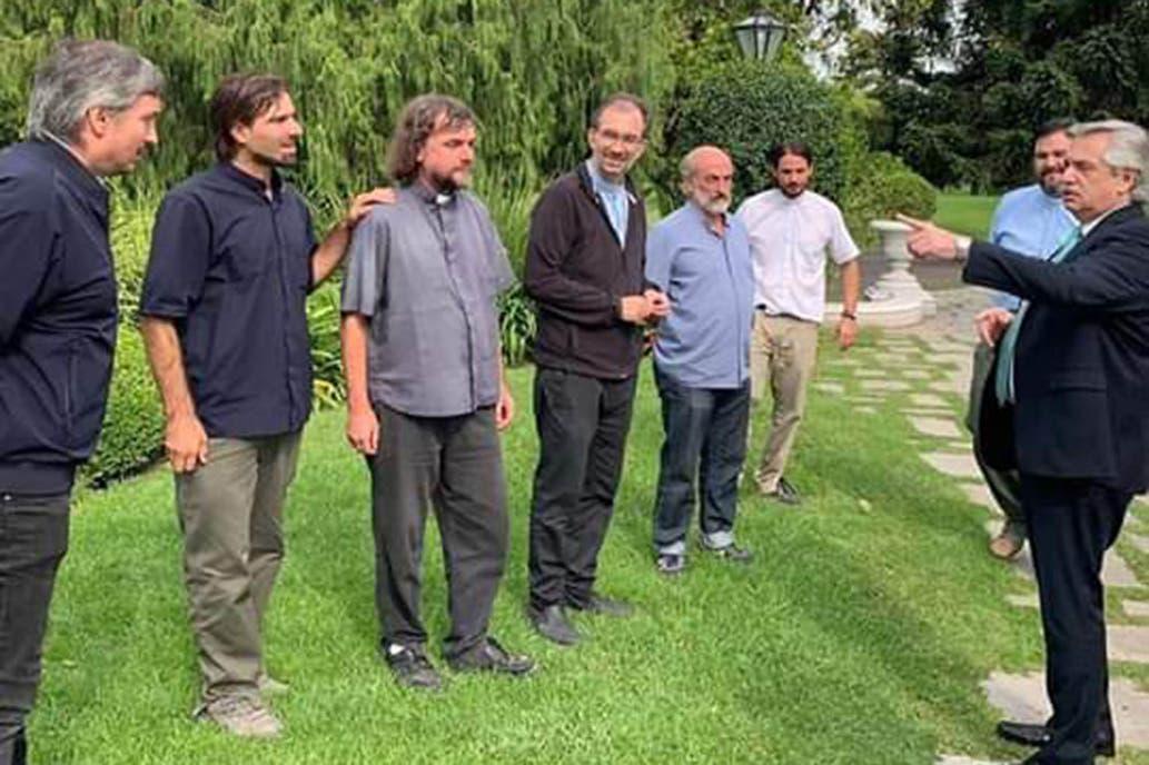 Alberto Fernández y curas villeros by gentileza
