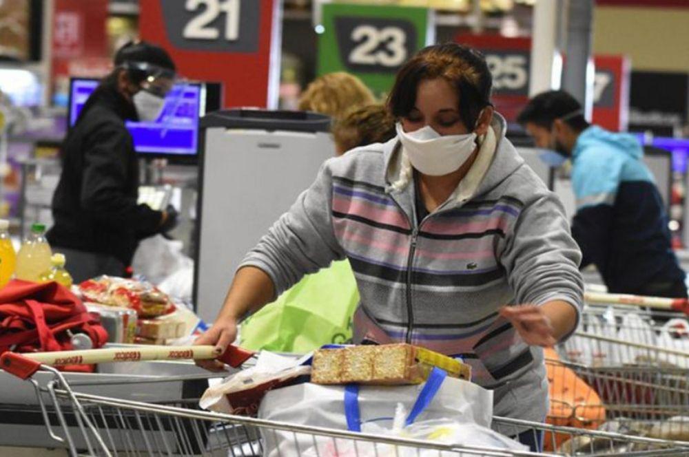Mujer supermercado barbijo