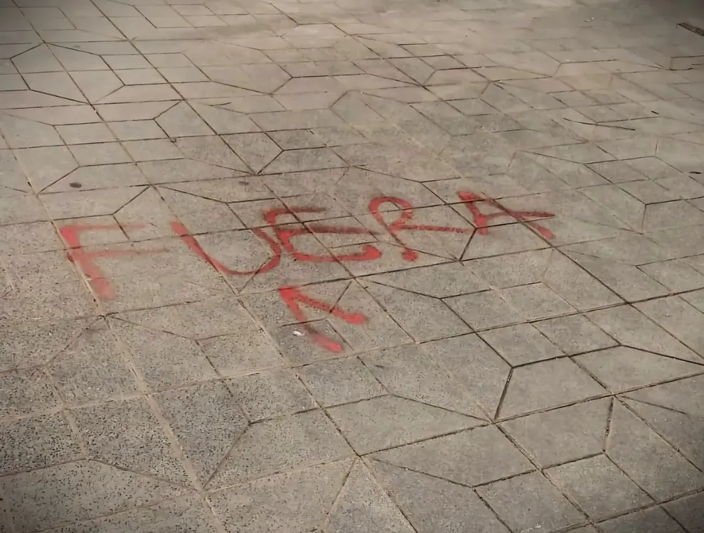 Pintada Fuera M (Policía)