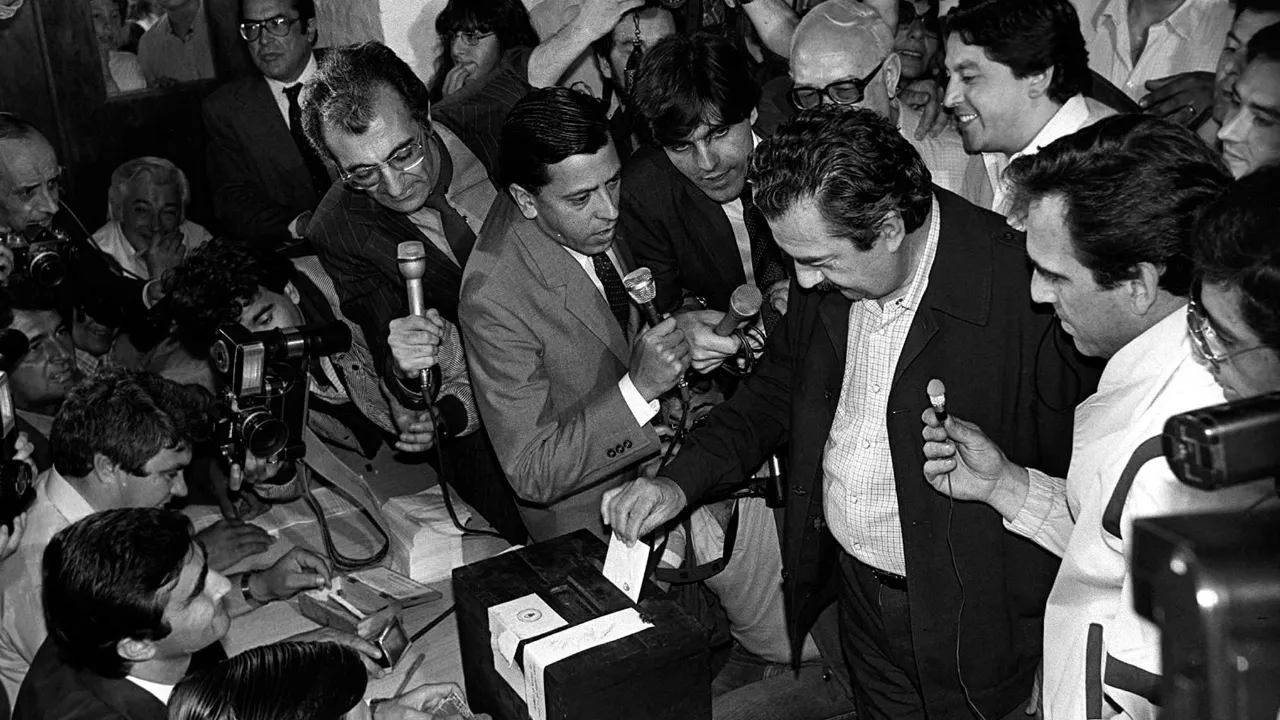 Raúl-Alfonsín-vota-el-domingo-30-de-octubre-de-1983