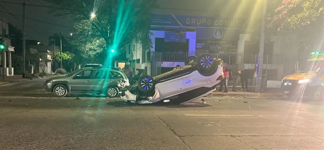 Un vehículo volcó luego de colisionar con un automóvil estacionado sobre avenida Emilio Caraffa thumbnail