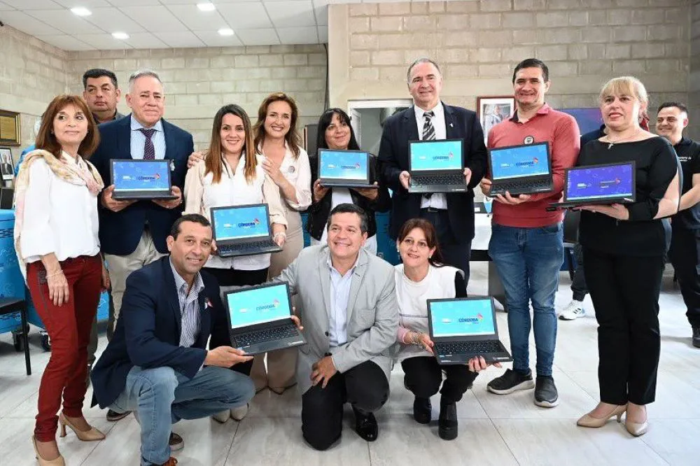 Entrega de computadoras prensa.cba