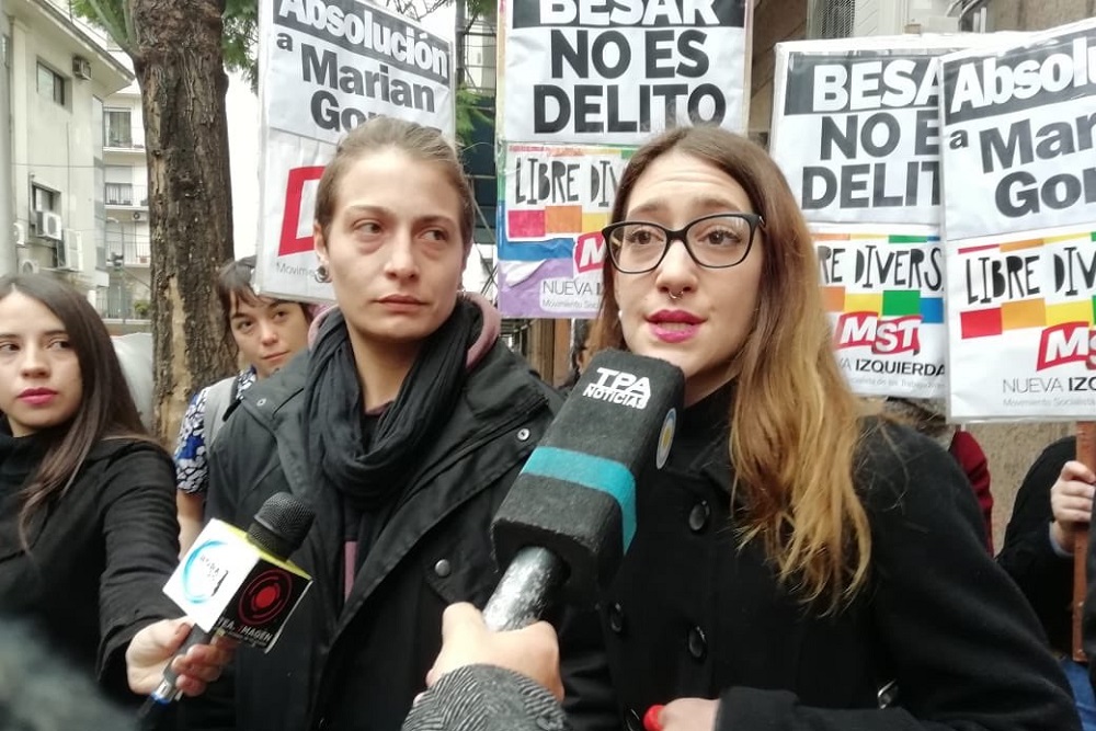 Girat Gomez beso by @presentesLGBT