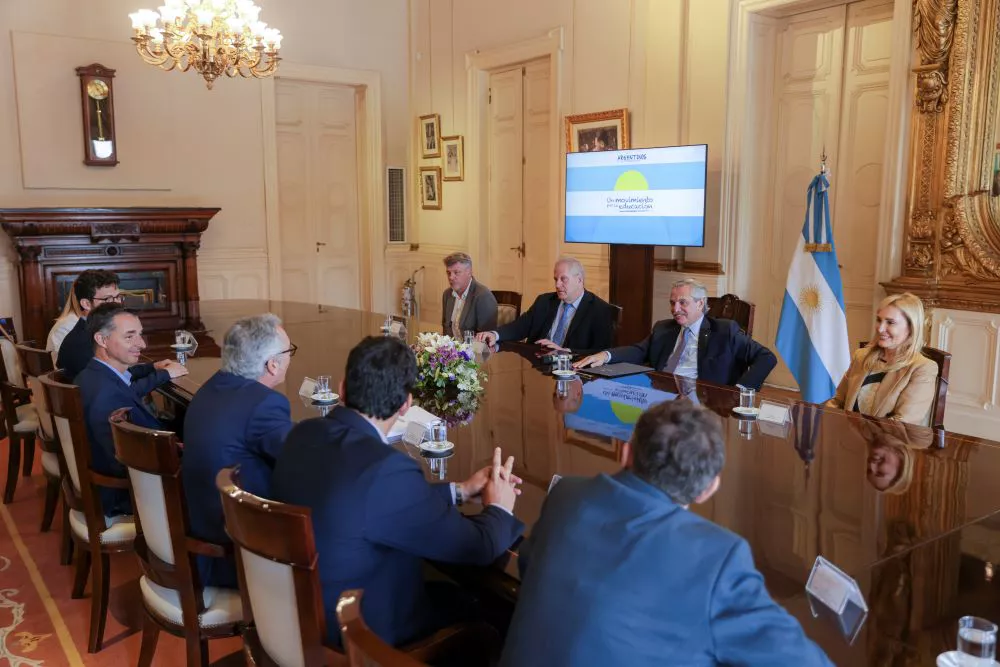 Alberto Fernández en reunión by Télam