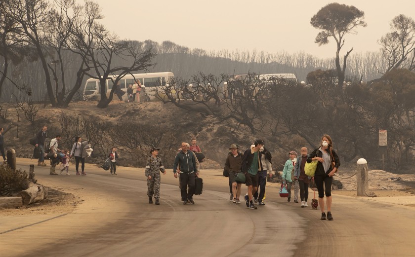 Incendios en Australia by Australia Department of Defense)