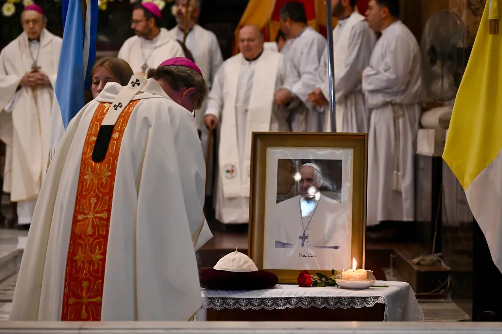 papa francisco mira en la ciudad de bs as by na