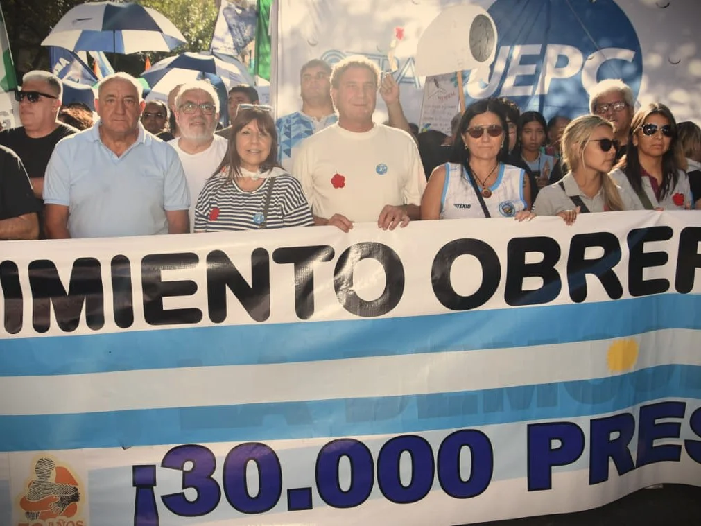 Sindicato de Luz y Fuerza en la marcha del 24 de marzo (gentileza) 02
