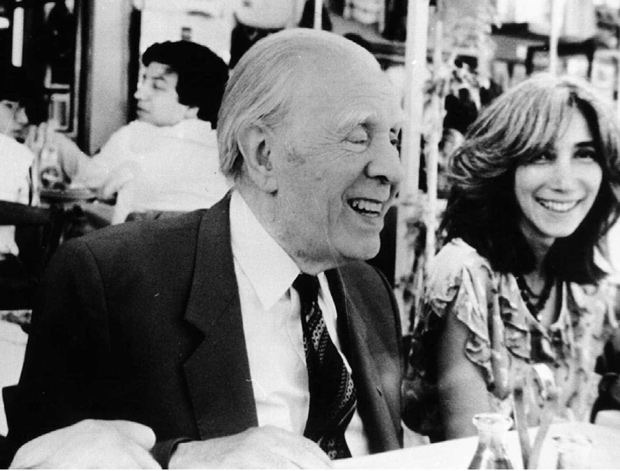 Borges y María Kodama sonriendo