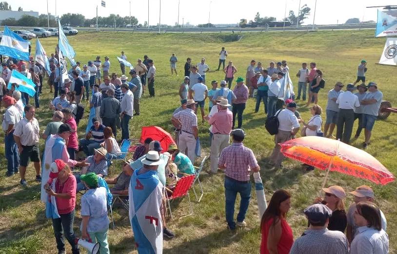 Asamblea de la Federación Agraria en la Autopista Buenos Aires Rosario (Twitter Federación Agraria)