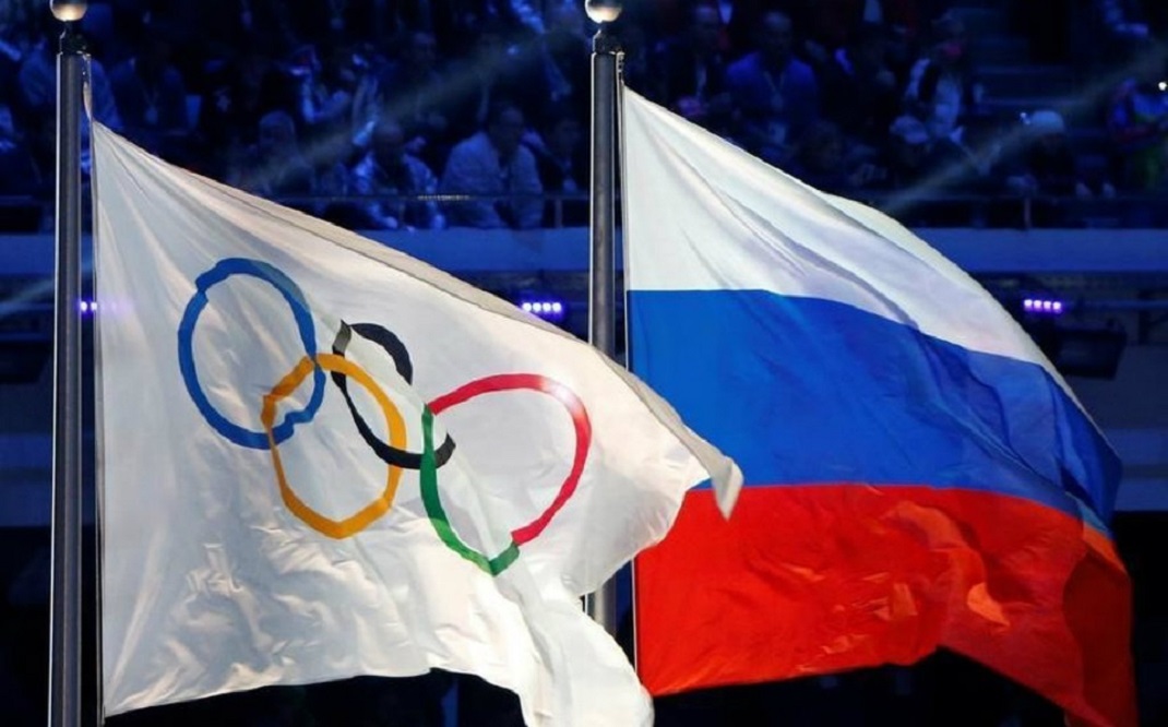 bandera-olimpica-junto-a-bandera rusa