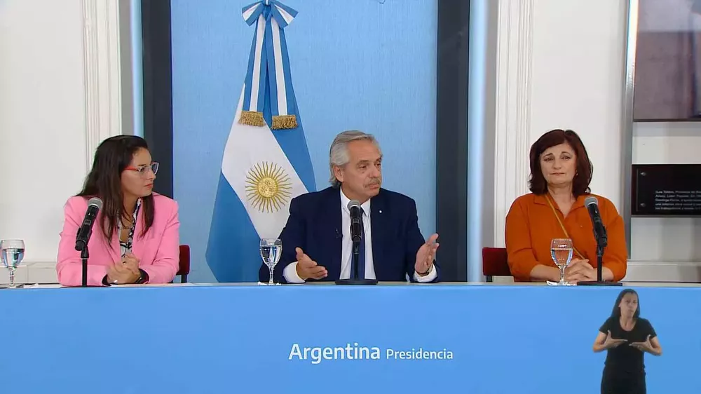 Alberto Fernández con Ayelén Mazzina y Kelly Olmos (captura)