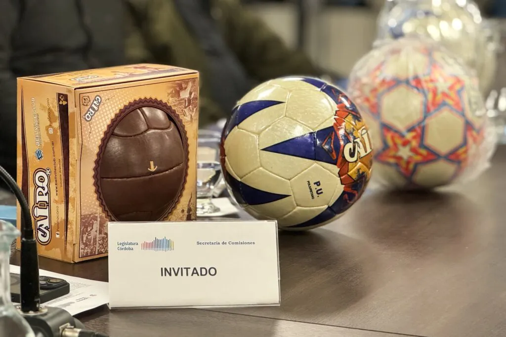 Pelotas de fútbol de Bell Ville en la Legislatura (Legislatura de Córdoba)