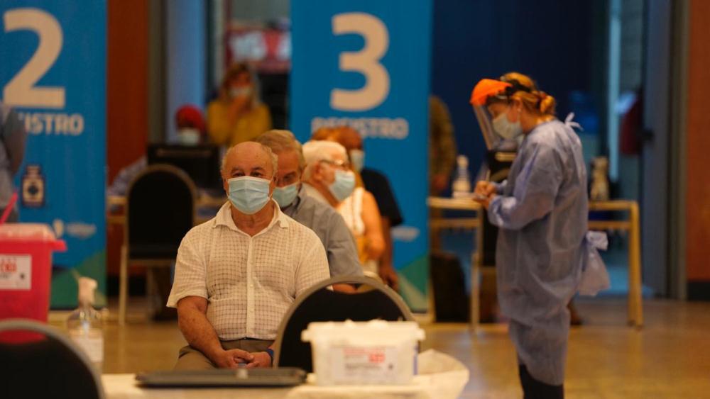 Vacunación adultos mayores de 70 by prensa Gobierno