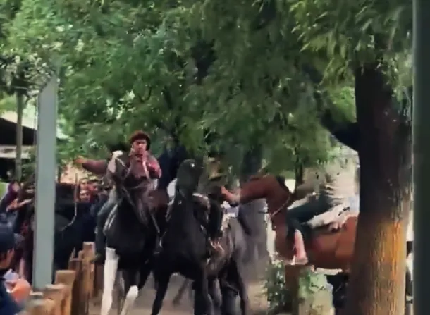 Ataque a manifestantes en El Bolsón (captura)