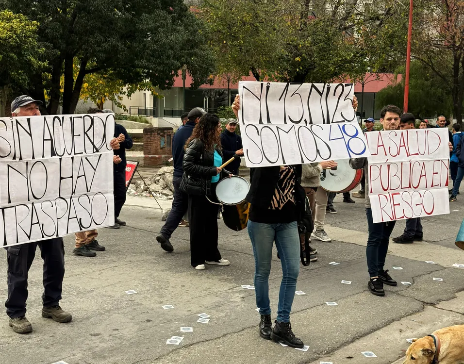 Reclamo de trabajadores del servicio de cloacas de la Coopi 3