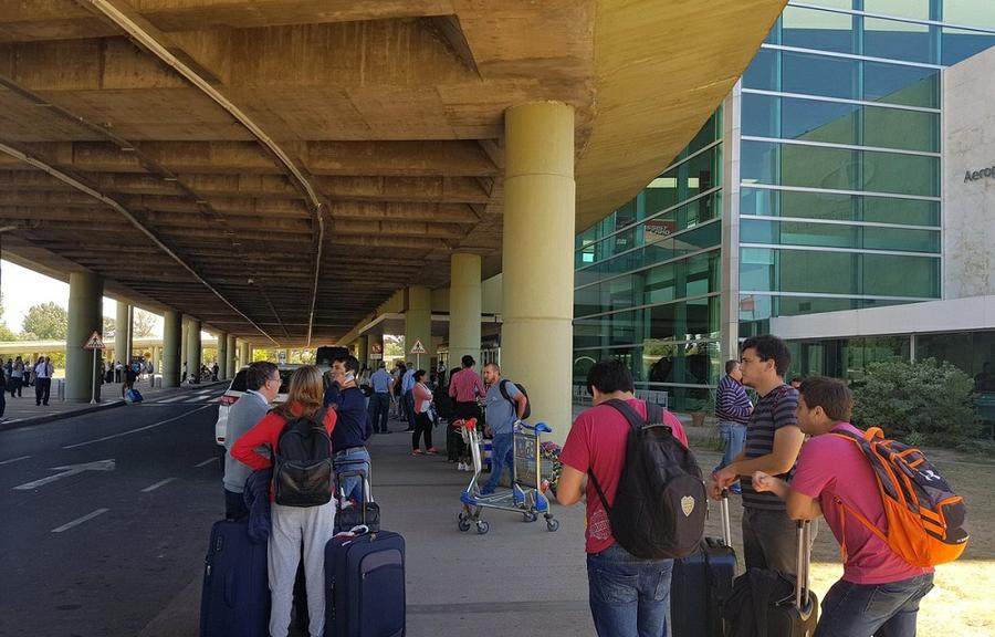 gente esperando planta baja aeropuerto taravella by mariano nievas
