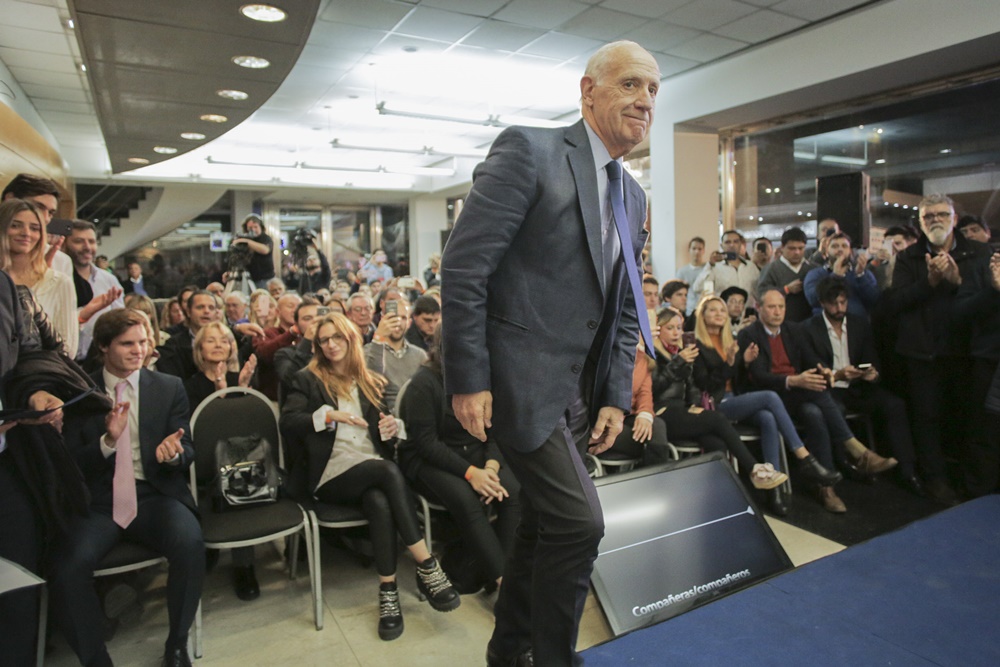 lavagna en su lanzamiento de precandidatura 2 NA
