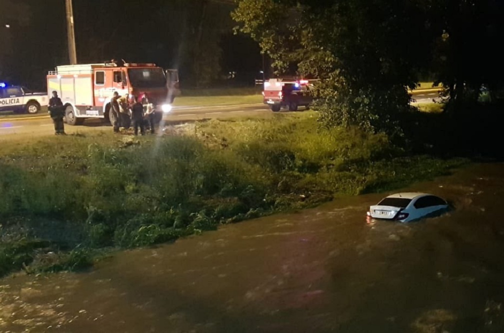 auto que lleva el río tw Mosquera