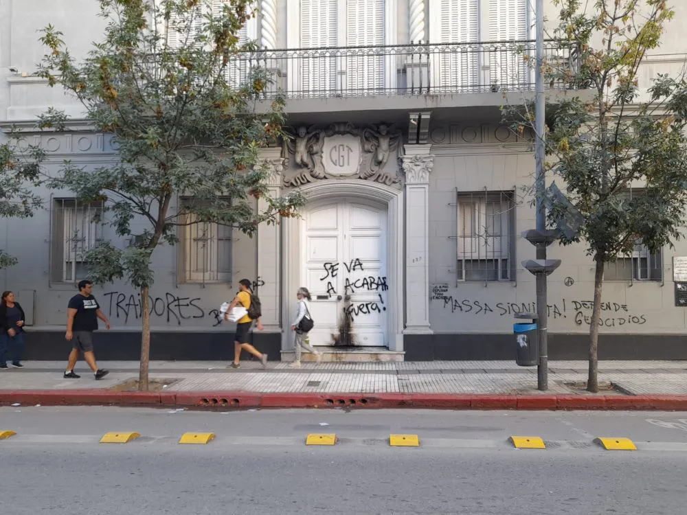 Desconocidos vandalizaron la Casa del Movimiento Obrero, la sede histórica  de la CGT
