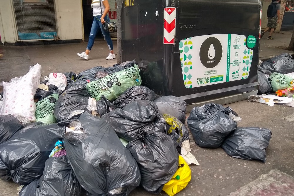 basura acumulada contenedor centro 2 by Fabi LNM