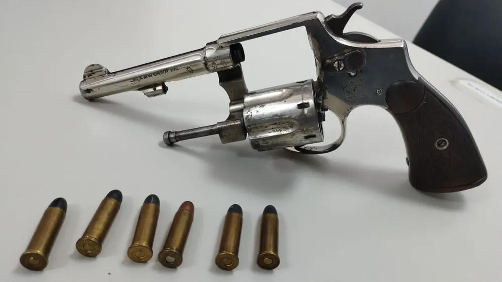 Revolver secuestrado en allanamiento en barrio Ampliación 1 de Mayo