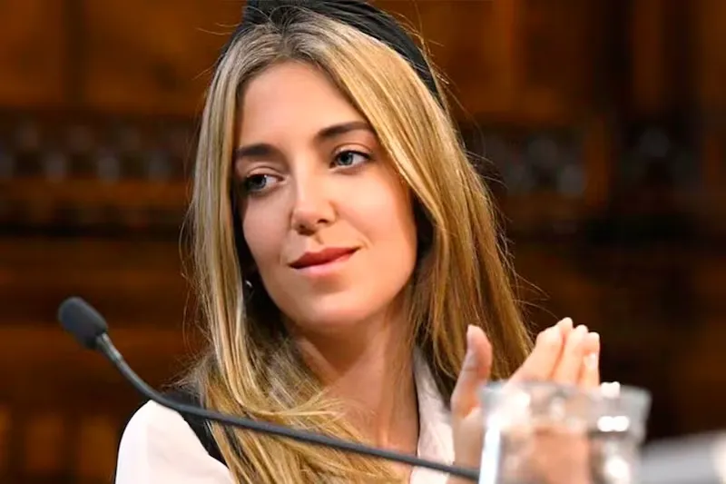 Coimas: renunció una funcionaria del Ministerio de Economía, tras hallarse 700 mil dólares en su domicilio thumbnail