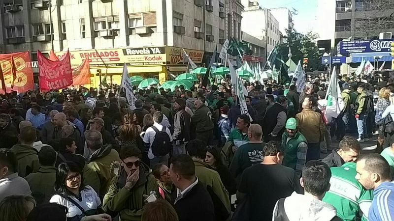 Protesta frente legislatura servicio esencial transporte