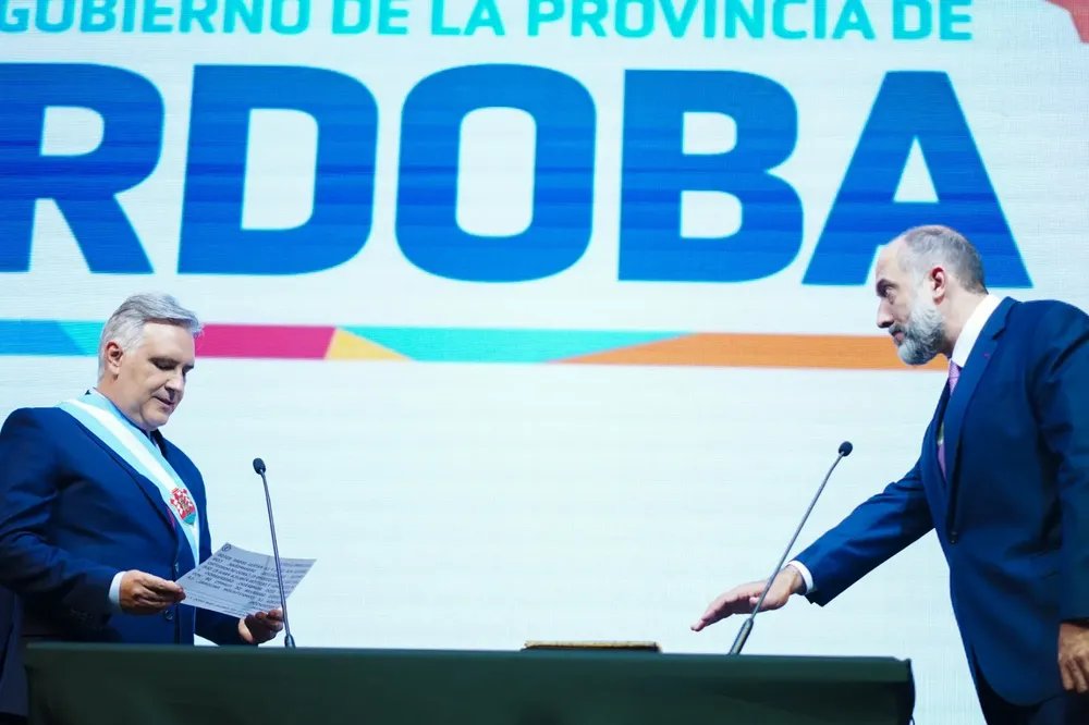 Llaryora toma juramento a su gabinete 1