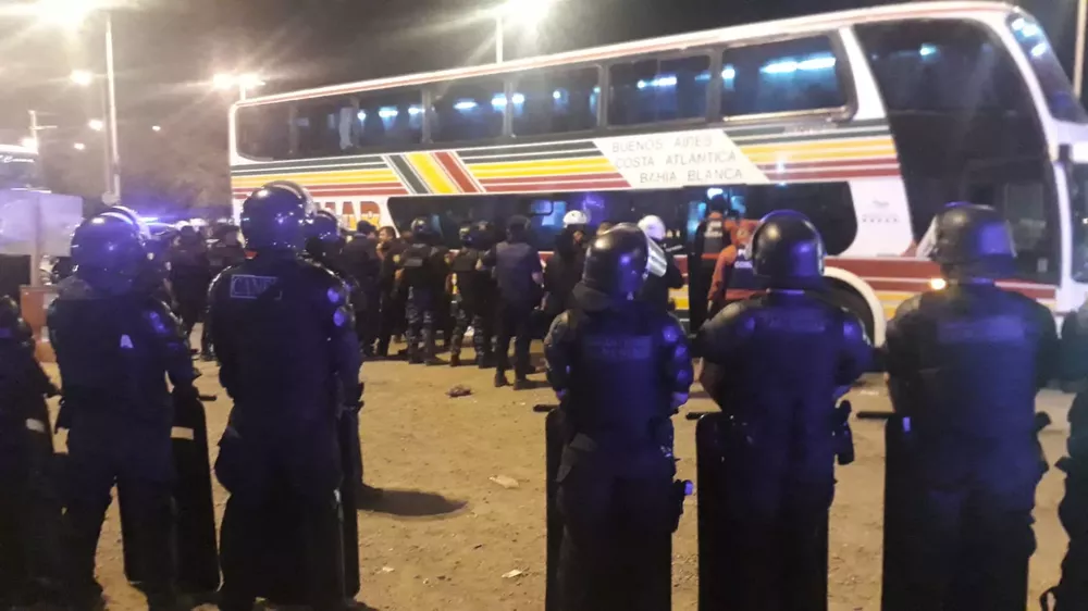 Enfrentamiento Policía hinchas de Banfield