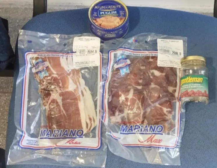 Fiambres robados en un supermercado