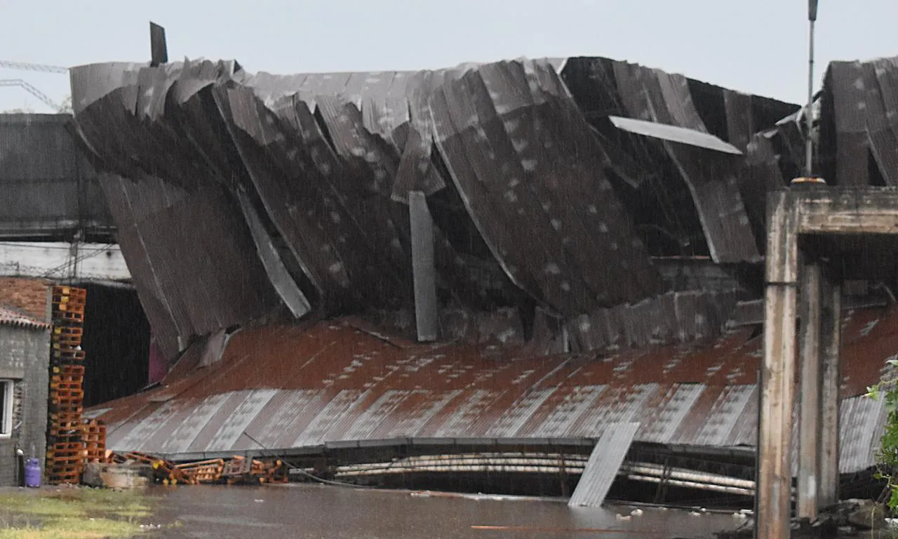 Destrozos del temporal en Colonia Caroya (FM Comunicar) 3