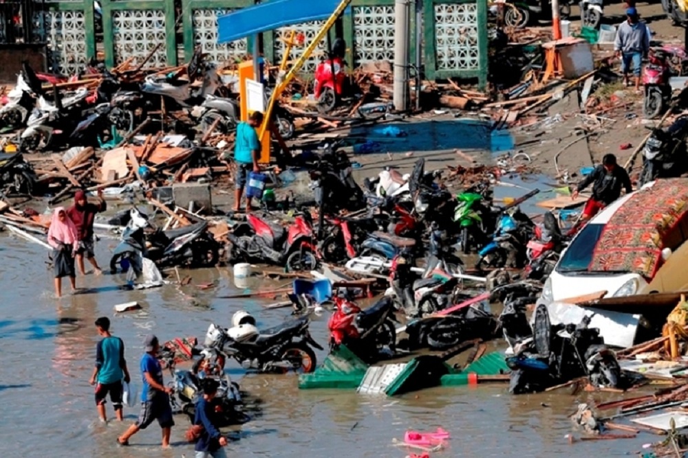 tsunami indonesia by AP