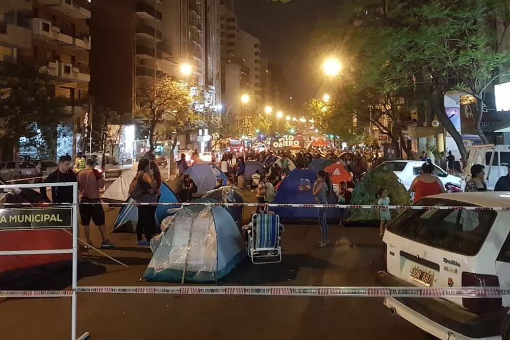acampe barrios de pie