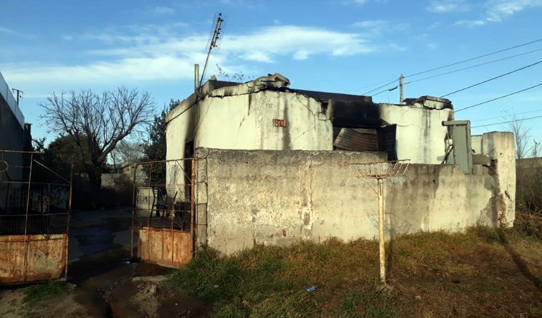 casa incendiada río cuarto by Puntal