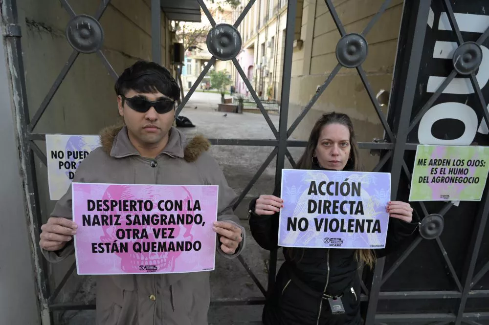 22-09-2022_ambientalistas_se_encadenaron_esta_maniana
