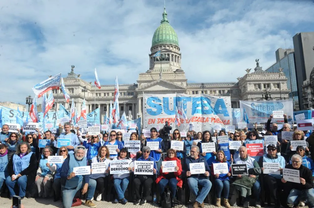 Docentes frente al Congreso by UEPC